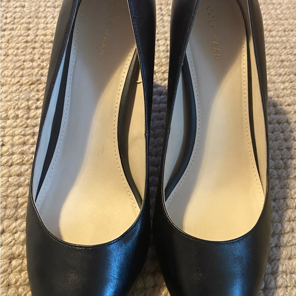 Cole Haan, black pump size 9.5B - Picture 4 of 6
